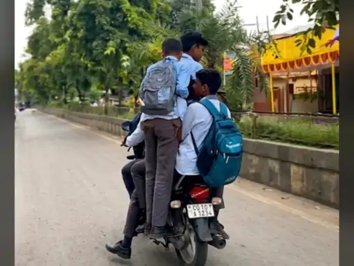 CG Bike Stunt: छत्तीसगढ़ के बिलासपुर में स्कूली छात्रों और युवकों द्वारा यातायात नियमों की खुलेआम अनदेखी करने का मामला सामने आया है। सोशल मीडिया पर वायरल वीडियो में 4 से 5 छात्र एक ही बाइक पर सवार होकर स्टंट करते नजर आ रहे हैं। वहीं एक स्कूटी पर भी 5 युवक बैठे दिखाई दिए। कई वाहनों की नंबर प्लेट की जगह धार्मिक नाम और अन्य शब्द लिखे होने का मामला भी सामने आया है।
