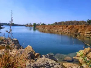 Raipur Blue Water: राजधानी रायपुर के माना थाना क्षेत्र के नकटी गांव स्थित ब्लू वाटर में बुधवार शाम दोस्तों के बीच लगी एक शर्त दर्दनाक हादसे में बदल गई। एक छोर से दूसरे छोर तक तैरकर जाने की शर्त के दौरान 24 वर्षीय युवक गहरे पानी में डूब गया। सूचना मिलते ही पुलिस मौके पर पहुंची और SDRF की टीम को बुलाया गया। रात होने और पानी की अधिक गहराई के कारण सर्च ऑपरेशन रोक दिया गया। अब गुरुवार सुबह दोबारा तलाश शुरू की गई।