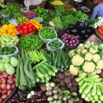 Vegetable Market Closed: छत्तीसगढ़ के महासमुंद शहर की थोक सब्जी मंडी में 15 से 17 अगस्त तक लगातार तीन दिन कारोबार बंद रहेगा। स्वतंत्रता दिवस और साप्ताहिक अवकाश के कारण इस दौरान मंडी में नई सब्जियों की आवक नहीं होगी। ऐसे में शहर के लोगों को दुकानदारों के पास उपलब्ध पुराने स्टॉक पर ही निर्भर रहना पड़ेगा। जिन व्यापारियों के पास पर्याप्त स्टॉक होगा, वे ही ग्राहकों को सब्जियां उपलब्ध करा सकेंगे।