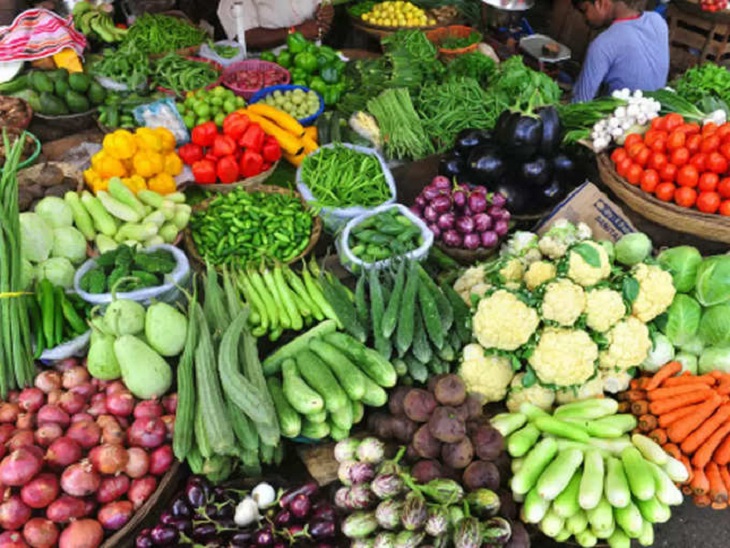Vegetable Market Closed: छत्तीसगढ़ के महासमुंद शहर की थोक सब्जी मंडी में 15 से 17 अगस्त तक लगातार तीन दिन कारोबार बंद रहेगा। स्वतंत्रता दिवस और साप्ताहिक अवकाश के कारण इस दौरान मंडी में नई सब्जियों की आवक नहीं होगी। ऐसे में शहर के लोगों को दुकानदारों के पास उपलब्ध पुराने स्टॉक पर ही निर्भर रहना पड़ेगा। जिन व्यापारियों के पास पर्याप्त स्टॉक होगा, वे ही ग्राहकों को सब्जियां उपलब्ध करा सकेंगे।