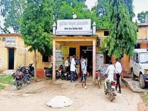 Kanker Rape: कांकेर जिले के हाटकर्रा अस्पताल में 15 वर्षीय नाबालिग के प्रसव के बाद नियमों की अनदेखी का मामला सामने आया है। आरोप है कि अस्पताल प्रबंधन ने नाबालिग के गर्भवती होने और प्रसव के बावजूद पुलिस या संबंधित अधिकारियों को इसकी सूचना नहीं दी। मामला तब सामने आया जब जन्म के कुछ दिन बाद नवजात की मौत हो गई।