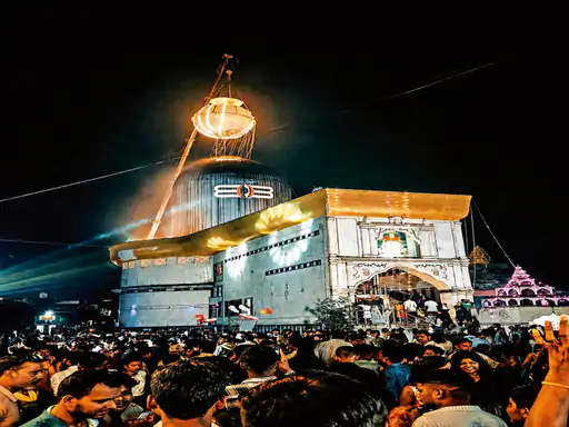 Sawan Somwar 2026: राजनांदगांव के मां पाताल भैरवी मंदिर परिसर में शनिवार रात 120 फीट ऊंचे विशाल शिवलिंग का महाभिषेक श्रद्धा और भक्ति के साथ किया गया। धार्मिक आयोजन में बड़ी संख्या में श्रद्धालु शामिल हुए और भगवान शिव का जलाभिषेक कर पूजा-अर्चना की।