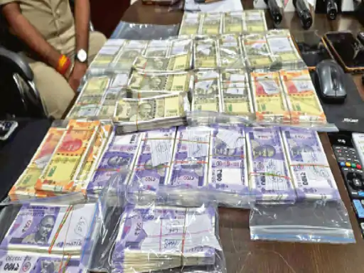 CG Fake Currency: कवर्धा में 3.75 लाख रुपए की पुरानी उधारी चुकाने के लिए जाली नोट छापने वाले गिरोह का पुलिस ने भंडाफोड़ किया है। पुलिस ने कार्रवाई करते हुए तीन आरोपियों को गिरफ्तार किया है। आरोपियों के कब्जे से 12.50 लाख रुपए के नकली नोट, एक टाटा पंच ईवी कार, कलर प्रिंटर और मोबाइल फोन जब्त किए गए हैं।
