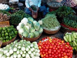 Vegetable Market Closed: छत्तीसगढ़ के महासमुंद शहर की थोक सब्जी मंडी में 15 से 17 अगस्त तक लगातार तीन दिन कारोबार बंद रहेगा। स्वतंत्रता दिवस और साप्ताहिक अवकाश के कारण इस दौरान मंडी में नई सब्जियों की आवक नहीं होगी। ऐसे में शहर के लोगों को दुकानदारों के पास उपलब्ध पुराने स्टॉक पर ही निर्भर रहना पड़ेगा। जिन व्यापारियों के पास पर्याप्त स्टॉक होगा, वे ही ग्राहकों को सब्जियां उपलब्ध करा सकेंगे।