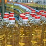 Food Oil Rules: खाद्य तेल के कम वजन वाले पैकेट बेचकर अधिक कीमत वसूलने की शिकायतों के बीच केंद्र सरकार ने बड़ा फैसला लिया है। अब 1 सितंबर से 650, 750 और 800 एमएल जैसे कम वजन वाले पैकेटों की बिक्री बंद हो जाएगी। कंपनियां फिर से 1 लीटर के मानक पैक में ही खाद्य तेल उपलब्ध कराएंगी। हालांकि पुराने स्टॉक की बिक्री के लिए 31 अगस्त तक की छूट दी गई है।