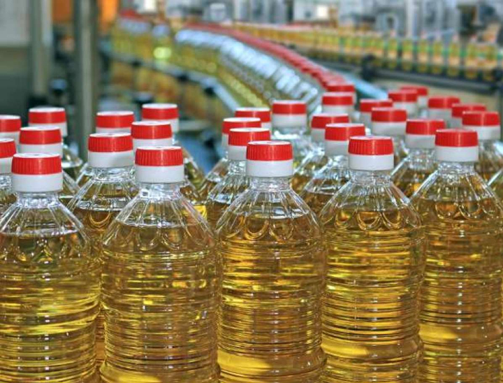 Food Oil Rules: खाद्य तेल के कम वजन वाले पैकेट बेचकर अधिक कीमत वसूलने की शिकायतों के बीच केंद्र सरकार ने बड़ा फैसला लिया है। अब 1 सितंबर से 650, 750 और 800 एमएल जैसे कम वजन वाले पैकेटों की बिक्री बंद हो जाएगी। कंपनियां फिर से 1 लीटर के मानक पैक में ही खाद्य तेल उपलब्ध कराएंगी। हालांकि पुराने स्टॉक की बिक्री के लिए 31 अगस्त तक की छूट दी गई है।