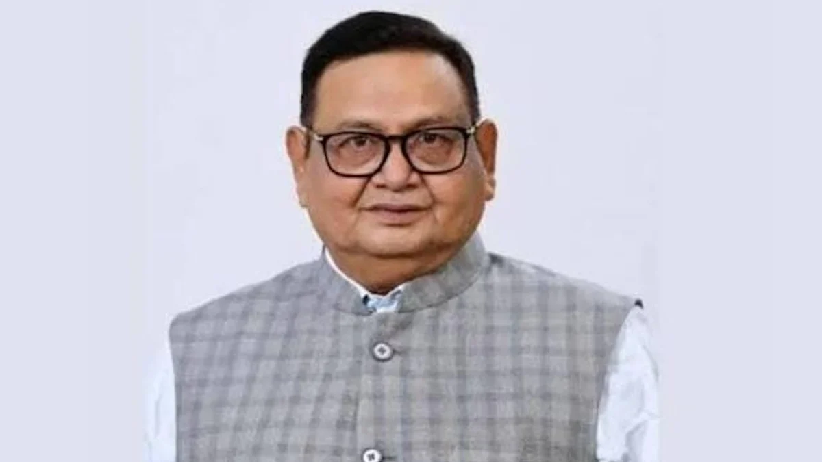 CG ED Raid: 3000 करोड़ रुपए के कथित शराब घोटाले से जुड़े मामले में कांग्रेस नेता रामगोपाल अग्रवाल के धमतरी स्थित ठिकानों पर प्रवर्तन निदेशालय (ED) ने दबिश दी है। आठ सदस्यीय टीम उनके ठिकानों पर दस्तावेजों की जांच कर रही है। कार्रवाई के दौरान घर के बाहर सुरक्षा बल तैनात किए गए हैं।
