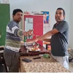 CG School Video: छत्तीसगढ़ के गरियाबंद जिले में सरकारी स्कूल से जुड़ा एक मामला सामने आया है। मैनपुर विकासखंड के शासकीय प्राथमिक एवं पूर्व माध्यमिक शाला देवझर (अमली) में दो शिक्षकों का स्कूल कार्यालय में कथित रूप से शराब पीते हुए वीडियो सोशल मीडिया पर वायरल हो गया है। वीडियो सामने आने के बाद मामले को लेकर चर्चा तेज हो गई है।