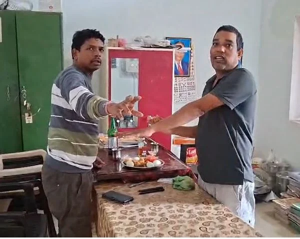 CG School Video: छत्तीसगढ़ के गरियाबंद जिले में सरकारी स्कूल से जुड़ा एक मामला सामने आया है। मैनपुर विकासखंड के शासकीय प्राथमिक एवं पूर्व माध्यमिक शाला देवझर (अमली) में दो शिक्षकों का स्कूल कार्यालय में कथित रूप से शराब पीते हुए वीडियो सोशल मीडिया पर वायरल हो गया है। वीडियो सामने आने के बाद मामले को लेकर चर्चा तेज हो गई है।