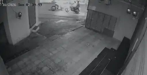 Raipur Theft: रायपुर के कटोरा तालाब इलाके में एक ही रात में 10 गाड़ियां चोरी होने का दावा सामने आया है। हालांकि पुलिस ने इस दावे से इनकार करते हुए कहा है कि पिछले 15 दिनों में इलाके से केवल 2 बाइक चोरी होने की शिकायत दर्ज हुई है। इनमें से एक बाइक बरामद कर ली गई है, जबकि दूसरी की तलाश जारी है।