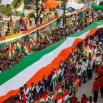 Raipur Tiranga Yatra: रायपुर के बलबीर सिंह जुनेजा इंडोर स्टेडियम से तिरंगा यात्रा की शुरुआत हो गई है। यह यात्रा सुभाष स्टेडियम तक जाएगी। यात्रा में बड़ी संख्या में स्कूल और कॉलेज के छात्र-छात्राएं, शहरवासी, जनप्रतिनिधि और विभिन्न संगठनों के लोग शामिल हुए।