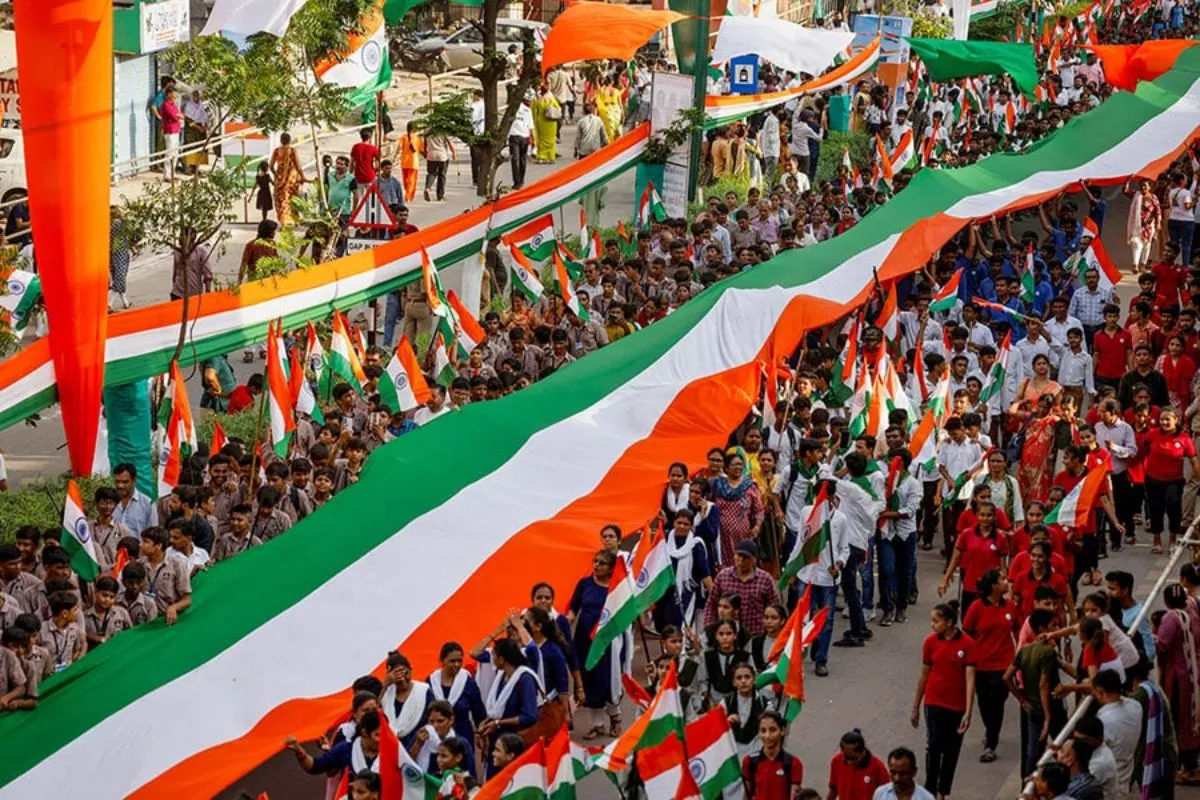 Raipur Tiranga Yatra: रायपुर के बलबीर सिंह जुनेजा इंडोर स्टेडियम से तिरंगा यात्रा की शुरुआत हो गई है। यह यात्रा सुभाष स्टेडियम तक जाएगी। यात्रा में बड़ी संख्या में स्कूल और कॉलेज के छात्र-छात्राएं, शहरवासी, जनप्रतिनिधि और विभिन्न संगठनों के लोग शामिल हुए।