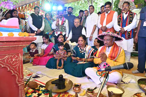 Hareli Tihar 2026: छत्तीसगढ़ के पहले लोकपर्व हरेली तिहार का आयोजन बुधवार 12 अगस्त को मुख्यमंत्री निवास, नवा रायपुर में किया जाएगा। मुख्यमंत्री विष्णु देव साय की मौजूदगी में आयोजित इस कार्यक्रम में वे हल-नांगर और अन्य कृषि औजारों की पूजा करेंगे। इसके साथ ही गेड़ी चढ़ने और पारंपरिक खेलों का भी आयोजन किया जाएगा।