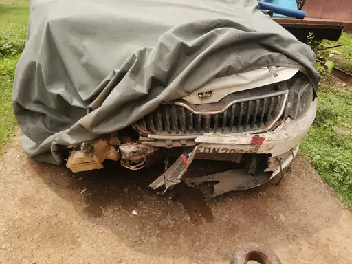 Bilaspur Accident: बिलासपुर जिले के तखतपुर क्षेत्र में सीएमओ लिखी स्कोडा कार की टक्कर से बाइक सवार दो महिलाओं की मौत हो गई, जबकि एक युवक गंभीर रूप से घायल हो गया। हादसे के बाद कार चालक मौके से फरार हो गया। पुलिस ने घटनास्थल से टूटी हुई सीएमओ लिखी नंबर प्लेट जब्त कर मामले की जांच शुरू कर दी है।
