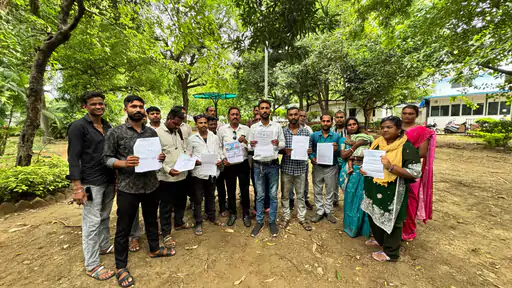 Raipur Fraud: रायपुर के फाफाडीह स्थित वॉलफोर्ट ओजोन में संचालित भारत ग्रुप पर अगरबत्ती बनाने की मशीन, बायबैक गारंटी और रोजगार का झांसा देकर लोगों से लाखों रुपए की ठगी करने का आरोप लगा है। छत्तीसगढ़ के अलग-अलग जिलों से पहुंचे पीड़ितों ने जनदर्शन में कलेक्टर से शिकायत करने के बाद रायपुर पुलिस कमिश्नरेट पहुंचकर कंपनी के खिलाफ FIR दर्ज करने की मांग की।