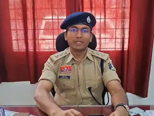 CG News: अंबिकापुर के ट्रेनी IPS एवं CSP राहुल बंसल पर ठगी के एक मामले की जांच के दौरान कथित रूप से एक करोड़ रुपए रिश्वत लेने के आरोप लगाए गए हैं। हरियाणा निवासी एक शिकायतकर्ता ने इस संबंध में सीबीआई स्पेशल कोर्ट, दिल्ली में परिवाद दायर किया है। शिकायत के साथ व्हाट्सएप चैट और ऑडियो रिकॉर्डिंग भी कोर्ट में प्रस्तुत की गई है। मामले में लगाए गए आरोपों की पुष्टि अभी न्यायिक प्रक्रिया के अधीन है।