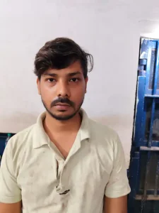 Durg Murder: छत्तीसगढ़ के दुर्ग जिले में पैसों के लेन-देन को लेकर हुए विवाद में बड़े भाई ने अपने छोटे भाई की कुल्हाड़ी से हमला कर हत्या कर दी। बताया जा रहा है कि वारदात उस समय हुई, जब छोटा भाई घर में सो रहा था। सूचना मिलते ही पुलिस मौके पर पहुंची और आरोपी बड़े भाई को गिरफ्तार कर लिया। मामला कोतवाली थाना क्षेत्र के इंदिरा नगर बघेरा का है।