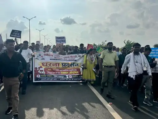 CG Guest Lecturer: सरकारी कॉलेजों में अतिथि व्याख्याताओं की नियुक्ति में देरी और सेवा से जुड़ी मांगों को लेकर छत्तीसगढ़ शासकीय महाविद्यालयीन अतिथि व्याख्याता पीएचडी-नेट कल्याण संघ ने बुधवार को मंत्रालय का घेराव किया। प्रदेशभर से रायपुर पहुंचे अतिथि व्याख्याताओं ने कई घंटे तक प्रदर्शन किया।