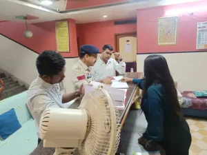 Raipur News: 15 अगस्त के मद्देनजर रायपुर में सुरक्षा व्यवस्था कड़ी कर दी गई है। शहर में कानून-व्यवस्था बनाए रखने के लिए कमिश्नरेट के तीनों जोन में विशेष सुरक्षा अभियान चलाया जा रहा है। प्रमुख एंट्री और एग्जिट प्वाइंट पर 24 घंटे नाकेबंदी कर सघन वाहन जांच की जा रही है। सुरक्षा व्यवस्था के लिए 800 से अधिक पुलिस अधिकारी और जवान तैनात किए गए हैं।