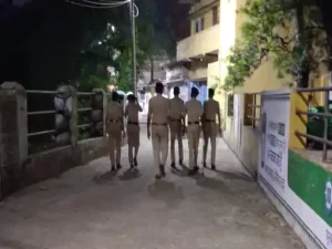 Raipur News: 15 अगस्त के मद्देनजर रायपुर में सुरक्षा व्यवस्था कड़ी कर दी गई है। शहर में कानून-व्यवस्था बनाए रखने के लिए कमिश्नरेट के तीनों जोन में विशेष सुरक्षा अभियान चलाया जा रहा है। प्रमुख एंट्री और एग्जिट प्वाइंट पर 24 घंटे नाकेबंदी कर सघन वाहन जांच की जा रही है। सुरक्षा व्यवस्था के लिए 800 से अधिक पुलिस अधिकारी और जवान तैनात किए गए हैं।