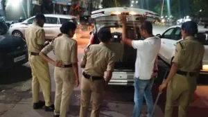 Raipur News: 15 अगस्त के मद्देनजर रायपुर में सुरक्षा व्यवस्था कड़ी कर दी गई है। शहर में कानून-व्यवस्था बनाए रखने के लिए कमिश्नरेट के तीनों जोन में विशेष सुरक्षा अभियान चलाया जा रहा है। प्रमुख एंट्री और एग्जिट प्वाइंट पर 24 घंटे नाकेबंदी कर सघन वाहन जांच की जा रही है। सुरक्षा व्यवस्था के लिए 800 से अधिक पुलिस अधिकारी और जवान तैनात किए गए हैं।