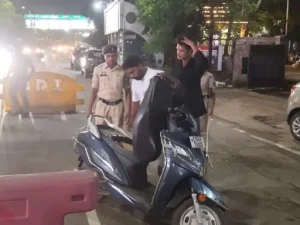 Raipur News: 15 अगस्त के मद्देनजर रायपुर में सुरक्षा व्यवस्था कड़ी कर दी गई है। शहर में कानून-व्यवस्था बनाए रखने के लिए कमिश्नरेट के तीनों जोन में विशेष सुरक्षा अभियान चलाया जा रहा है। प्रमुख एंट्री और एग्जिट प्वाइंट पर 24 घंटे नाकेबंदी कर सघन वाहन जांच की जा रही है। सुरक्षा व्यवस्था के लिए 800 से अधिक पुलिस अधिकारी और जवान तैनात किए गए हैं।