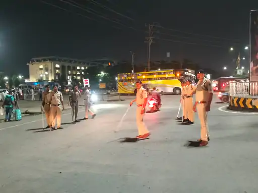 Raipur News: 15 अगस्त के मद्देनजर रायपुर में सुरक्षा व्यवस्था कड़ी कर दी गई है। शहर में कानून-व्यवस्था बनाए रखने के लिए कमिश्नरेट के तीनों जोन में विशेष सुरक्षा अभियान चलाया जा रहा है। प्रमुख एंट्री और एग्जिट प्वाइंट पर 24 घंटे नाकेबंदी कर सघन वाहन जांच की जा रही है। सुरक्षा व्यवस्था के लिए 800 से अधिक पुलिस अधिकारी और जवान तैनात किए गए हैं।