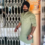 Raipur News: रायपुर में मंगेतर को उसके दोस्त के साथ देखकर एक युवक कार के बोनट पर चढ़ गया। इस दौरान कार करीब 200 मीटर तक चलती रही। संतुलन बिगड़ने पर युवक सड़क पर गिर गया, जिससे उसके सिर में गंभीर चोट लगी और उसकी मौत हो गई। घटना के 3 दिन बाद भी आरोपी पुलिस की गिरफ्त से बाहर है। मामला आमानाका थाना क्षेत्र का है।