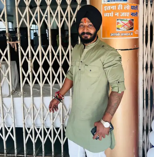 Raipur News: रायपुर में मंगेतर को उसके दोस्त के साथ देखकर एक युवक कार के बोनट पर चढ़ गया। इस दौरान कार करीब 200 मीटर तक चलती रही। संतुलन बिगड़ने पर युवक सड़क पर गिर गया, जिससे उसके सिर में गंभीर चोट लगी और उसकी मौत हो गई। घटना के 3 दिन बाद भी आरोपी पुलिस की गिरफ्त से बाहर है। मामला आमानाका थाना क्षेत्र का है।