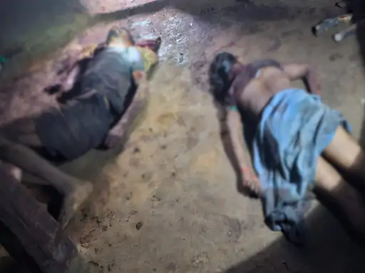 CG Murder: सरगुजा जिले के कमलेश्वरपुर थाना क्षेत्र के बिसरपानी गांव में पति ने अपनी पत्नी और उसके कथित प्रेमी की फावड़े से हमला कर हत्या कर दी। घटना के बाद आरोपी मौके से फरार हो गया। पुलिस उसकी तलाश में जुटी है।