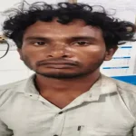Sarguja Double Murder: छत्तीसगढ़ के सरगुजा जिले में मां-पिता की हत्या कर फरार हुए आरोपी बेटे को पुलिस ने गिरफ्तार कर लिया है। पुलिस के अनुसार आरोपी ने पारिवारिक विवाद के बाद टांगी से दोनों की हत्या की और शवों को बोरे में बांधकर कमरे में बंद कर फरार हो गया था।