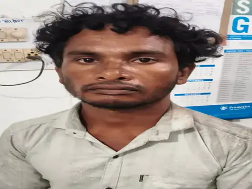 Sarguja Double Murder: छत्तीसगढ़ के सरगुजा जिले में मां-पिता की हत्या कर फरार हुए आरोपी बेटे को पुलिस ने गिरफ्तार कर लिया है। पुलिस के अनुसार आरोपी ने पारिवारिक विवाद के बाद टांगी से दोनों की हत्या की और शवों को बोरे में बांधकर कमरे में बंद कर फरार हो गया था।