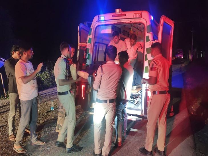 CG Accident: छत्तीसगढ़ के बलरामपुर जिले में देर रात मजदूरों से भरी तेज रफ्तार पिकअप की बाक्साइट लोड ट्रक से भिड़ंत हो गई। हादसे में 3 मजदूरों की मौत हो गई, जबकि 7 मजदूर गंभीर रूप से घायल हो गए। सभी घायलों को प्राथमिक उपचार के बाद अंबिकापुर मेडिकल कॉलेज रेफर किया गया है। हादसा रात करीब 2 बजे राजपुर-कुसमी मार्ग पर सेवारी के पास हुआ।