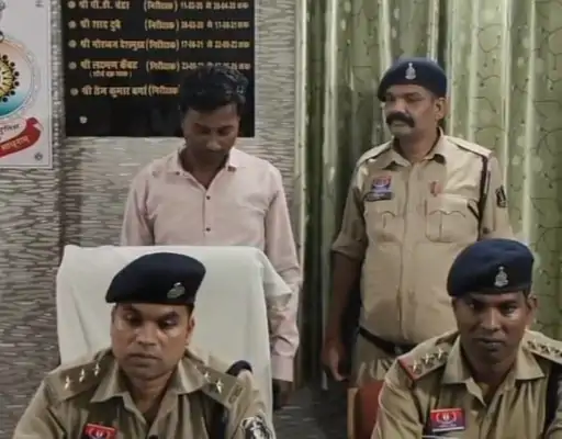 CG News: कांकेर जिले के पखांजूर क्षेत्र में एक नाबालिग छात्रा से अश्लील फोटो और वीडियो भेजने के लिए दबाव बनाने के आरोप में पुलिस ने अतिथि शिक्षक को गिरफ्तार किया है। आरोपी शिक्षक पर छात्रा को परीक्षा में फेल करने की धमकी देने और अश्लील संदेश भेजने का आरोप है।