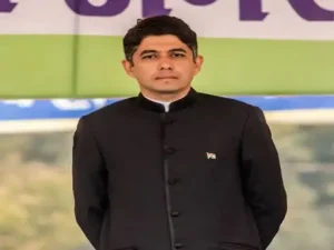 CG Politics: रायपुर सांसद बृजमोहन अग्रवाल और छत्तीसगढ़ के स्वास्थ्य सचिव अमित कटारिया के बीच कथित फोन बातचीत का मामला अब लोकसभा पहुंच गया है। भाजपा सांसद बृजमोहन अग्रवाल ने लोकसभा अध्यक्ष को पत्र लिखकर स्वास्थ्य सचिव पर विशेषाधिकार हनन का आरोप लगाया है। शिकायत के बाद लोकसभा सचिवालय ने कार्मिक, लोक शिकायत और पेंशन मंत्रालय से मामले पर हिंदी और अंग्रेजी में फैक्टुअल नोट मांगा है।