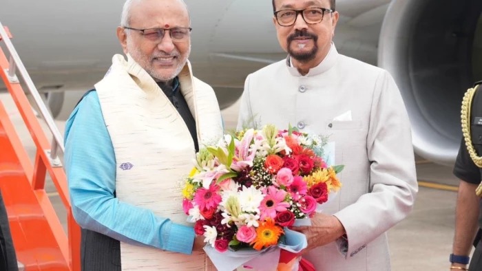 Vice President CG Visit: भारत के उपराष्ट्रपति सी.पी. राधाकृष्णन आज एक दिवसीय दौरे पर छत्तीसगढ़ पहुंचे। अपने दौरे के दौरान वे एम्स रायपुर के तीसरे दीक्षांत समारोह में मुख्य अतिथि के रूप में शामिल हुए। उनके आगमन को देखते हुए राजधानी रायपुर में सुरक्षा व्यवस्था कड़ी कर दी गई है।