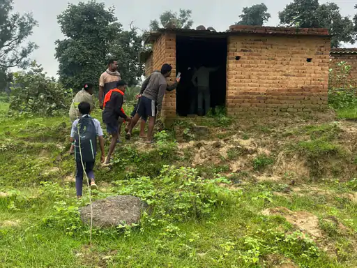 CG News: छत्तीसगढ़ के कोरबा जिले के कटघोरा थाना क्षेत्र के आंची दादर में गुरुवार को एक सुनसान कमरे से युवक का शव मिलने से इलाके में सनसनी फैल गई। मृतक की पहचान अभिनय रजक पिता शंकर रजक के रूप में हुई है।