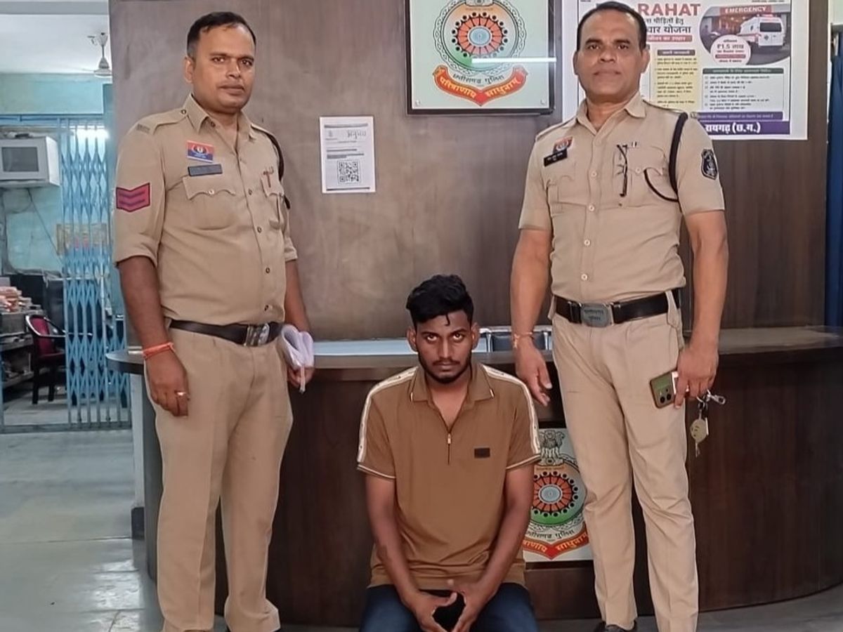 CG Rape: छत्तीसगढ़ के रायगढ़ जिले में एक नाबालिग से दुष्कर्म का मामला सामने आया है। आरोप है कि युवक जन्माष्टमी मेला दिखाने के बहाने 16 वर्षीय नाबालिग को कोरबा ले गया और वहां एक होटल में उसके साथ दुष्कर्म किया। पुलिस ने मामले में आरोपी युवक को गिरफ्तार कर नाबालिग को बरामद कर लिया है। मामला कोतरा रोड थाना क्षेत्र का है।