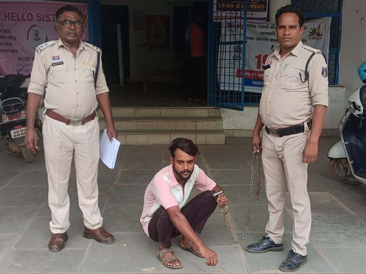 Raigarh Rape: छत्तीसगढ़ के रायगढ़ जिले के पुसौर थाना क्षेत्र में शादी का झांसा देकर युवती से दुष्कर्म करने का मामला सामने आया है। आरोप है कि युवक ने इंस्टाग्राम पर दोस्ती कर प्रेम संबंध बनाए, शादी का वादा किया और कई बार सेक्स करने के बाद शादी से इनकार कर दिया। इतना ही नहीं, शादी की तैयारी के नाम पर युवती से 45 हजार रुपए भी ले लिए। शिकायत के बाद पुलिस ने आरोपी को गिरफ्तार कर जेल भेज दिया है।