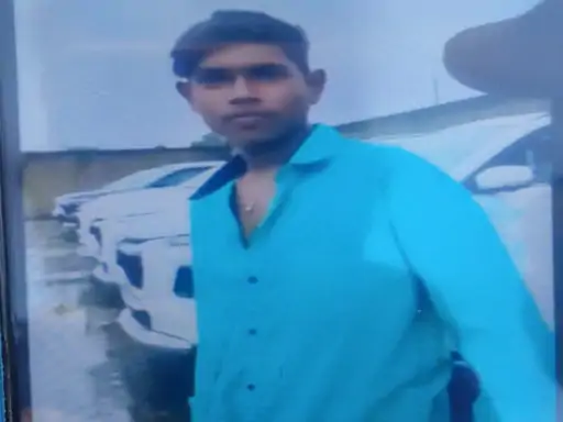 CG Murder: छत्तीसगढ़ के रायगढ़ जिले में एक युवक की हत्या का मामला सामने आया है। मंगलवार सुबह पुराने बस डिपो के पास झाड़ियों में युवक का शव मिला। युवक का सिर कुचला हुआ था, जिससे भारी वस्तु से हमला कर हत्या किए जाने की आशंका जताई जा रही है। सूचना मिलने के बाद पुलिस और फॉरेंसिक टीम मौके पर पहुंची और जांच शुरू कर दी है।
