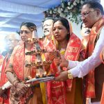 Raipur News: प्रधानमंत्री नरेंद्र मोदी के 76वें जन्मदिवस पर राजधानी रायपुर के महादेव घाट में भव्य दीपोत्सव का आयोजन किया गया। खारुन नदी के तट पर आयोजित 'आशीर्वाद का दीया' कार्यक्रम में सवा लाख दीप प्रज्वलित किए गए। इस दौरान मुख्यमंत्री विष्णुदेव साय ने प्रदेशवासियों के साथ प्रधानमंत्री नरेंद्र मोदी के स्वस्थ, दीर्घायु और सफल जीवन की कामना करते हुए महाआरती में भाग लिया।