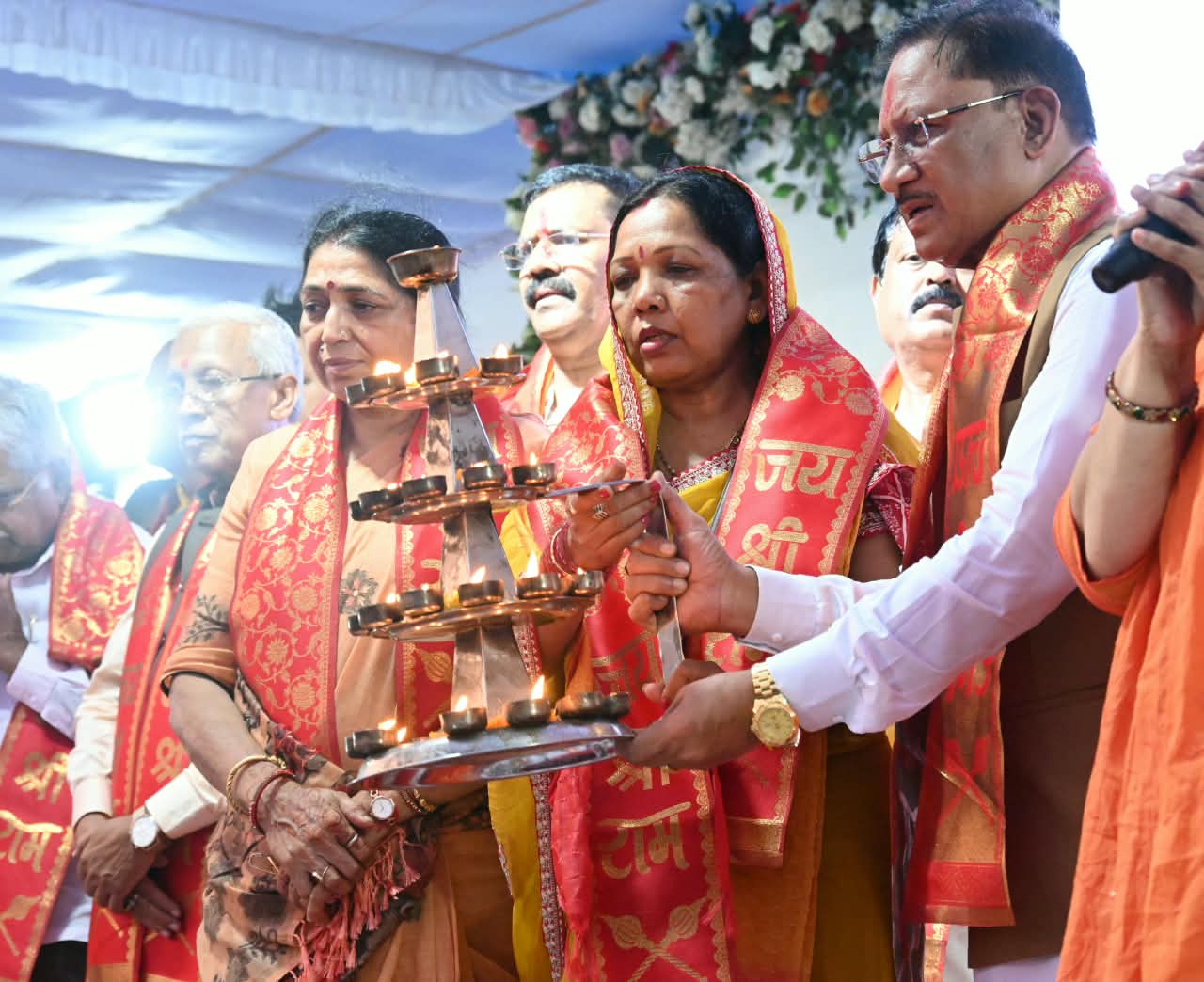 Raipur News: प्रधानमंत्री नरेंद्र मोदी के 76वें जन्मदिवस पर राजधानी रायपुर के महादेव घाट में भव्य दीपोत्सव का आयोजन किया गया। खारुन नदी के तट पर आयोजित 'आशीर्वाद का दीया' कार्यक्रम में सवा लाख दीप प्रज्वलित किए गए। इस दौरान मुख्यमंत्री विष्णुदेव साय ने प्रदेशवासियों के साथ प्रधानमंत्री नरेंद्र मोदी के स्वस्थ, दीर्घायु और सफल जीवन की कामना करते हुए महाआरती में भाग लिया।