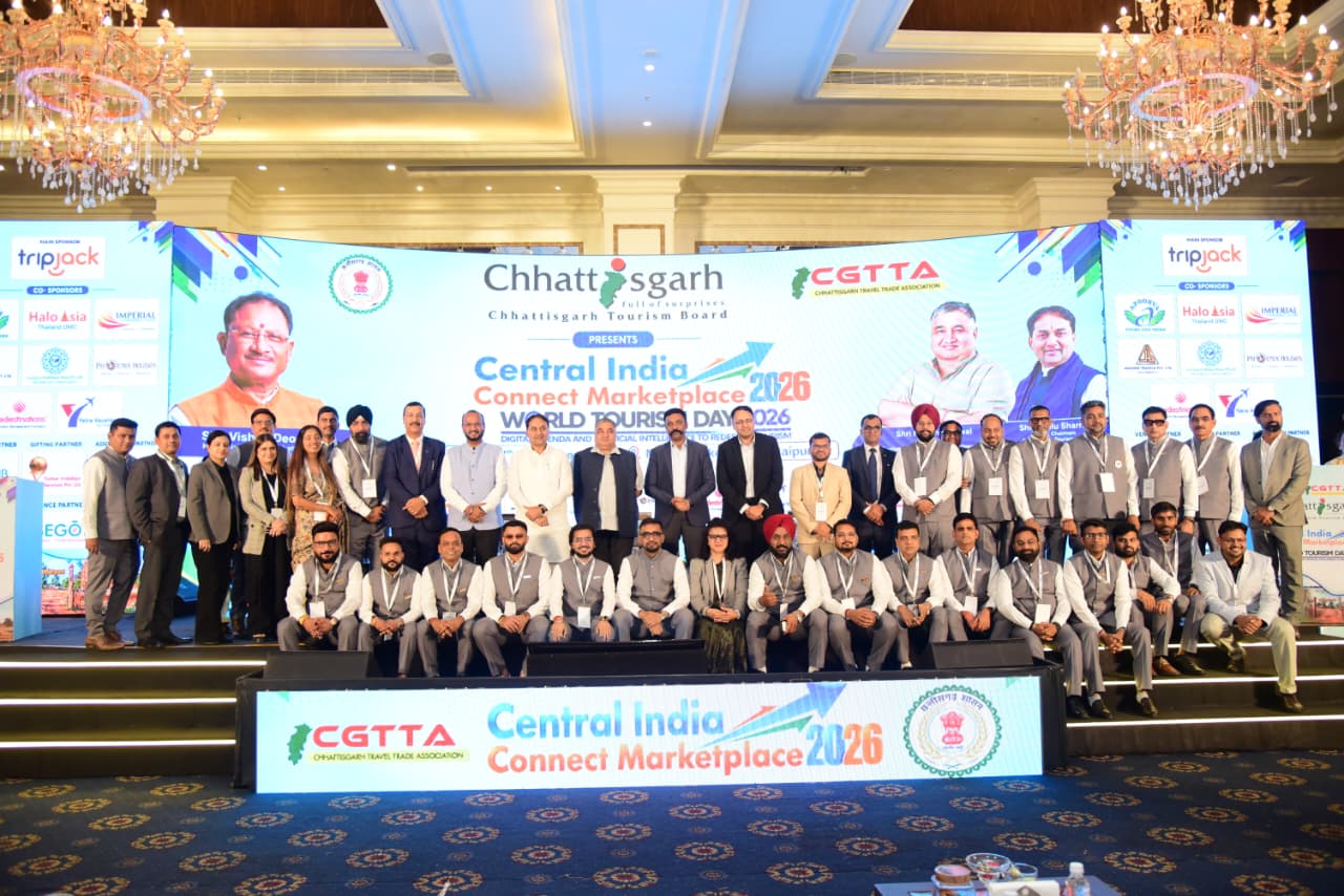 World Tourism Day: विश्व पर्यटन दिवस के अवसर पर नवा रायपुर स्थित मेफेयर लेक व्यू रिसॉर्ट में छत्तीसगढ़ पर्यटन मंडल और छत्तीसगढ़ ट्रैवल ट्रेड एसोसिएशन के संयुक्त तत्वावधान में 'सेंट्रल इंडिया कनेक्ट छत्तीसगढ़ मार्केट प्लेस-2026' का आयोजन किया गया। कार्यक्रम का उद्देश्य प्रदेश के पर्यटन स्थलों को राष्ट्रीय और अंतरराष्ट्रीय पर्यटन बाजार से जोड़ना, पर्यटन कारोबार को बढ़ावा देना और निवेश के नए अवसर तैयार करना रहा। इसमें छत्तीसगढ़ समेत विभिन्न राज्यों, पड़ोसी राज्यों और विदेशी टूर एजेंसियों के प्रतिनिधियों ने भाग लिया।