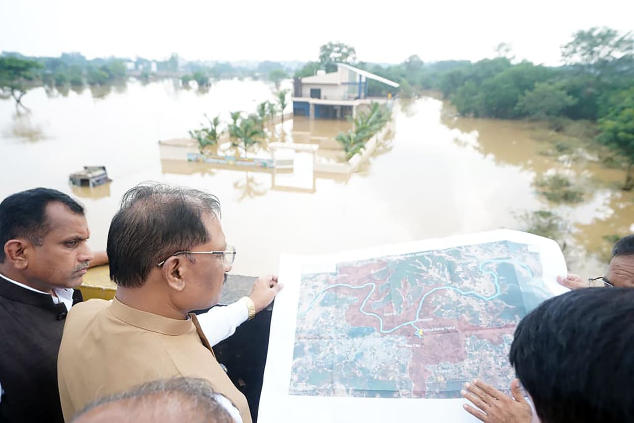 Bastar Flood: मुख्यमंत्री विष्णु देव साय ने मंगलवार को बस्तर जिले के बाढ़ प्रभावित क्षेत्रों का दौरा कर हालात का जायजा लिया। उन्होंने जगदलपुर नगर निगम क्षेत्र के डोंगाघाट पहुंचकर प्रभावित परिवारों से मुलाकात की, उनकी समस्याएं सुनीं और हरसंभव सहायता का भरोसा दिलाया।