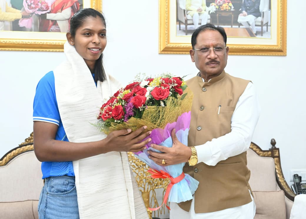 Asian Games 2026: एशियन गेम्स 2026 में स्वर्ण पदक जीतने वाली भारतीय महिला कबड्डी टीम की सदस्य और छत्तीसगढ़ की बेटी संजू देवी ने मुख्यमंत्री निवास में मुख्यमंत्री विष्णु देव साय से मुलाकात की। इस दौरान मुख्यमंत्री ने उनकी शानदार उपलब्धि पर बधाई देते हुए 51 लाख रुपए की प्रोत्साहन राशि देने की घोषणा की।
