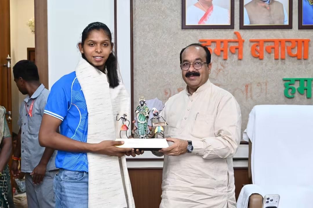 Asian Games 2026: एशियन गेम्स 2026 में भारतीय महिला कबड्डी टीम को स्वर्ण पदक दिलाने में अहम भूमिका निभाने वाली छत्तीसगढ़ की बेटी संजू देवी ने रायपुर लौटने के बाद उप मुख्यमंत्री एवं खेल एवं युवा कल्याण मंत्री अरुण साव से मुलाकात की। नवा रायपुर स्थित शासकीय निवास कार्यालय में हुई इस मुलाकात के दौरान उप मुख्यमंत्री ने संजू देवी का सम्मान कर उन्हें शानदार उपलब्धि के लिए बधाई दी।