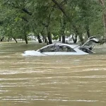 Dhamtari Flood: लगातार हो रही भारी बारिश के कारण धमतरी जिले में बाढ़ जैसे हालात बन गए हैं। नदी-नाले उफान पर हैं और कई गांवों में पानी घुस गया है। भखारा क्षेत्र के जोरातराई मार्ग पर पुल के ऊपर से बह रहे तेज पानी में एक कार बह गई। कार में सवार दो लोगों ने कांच तोड़कर बाहर निकलकर अपनी जान बचाई। कार बीच रास्ते में फंस जाने से बड़ा हादसा टल गया।
