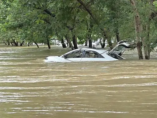 Dhamtari Flood: लगातार हो रही भारी बारिश के कारण धमतरी जिले में बाढ़ जैसे हालात बन गए हैं। नदी-नाले उफान पर हैं और कई गांवों में पानी घुस गया है। भखारा क्षेत्र के जोरातराई मार्ग पर पुल के ऊपर से बह रहे तेज पानी में एक कार बह गई। कार में सवार दो लोगों ने कांच तोड़कर बाहर निकलकर अपनी जान बचाई। कार बीच रास्ते में फंस जाने से बड़ा हादसा टल गया।