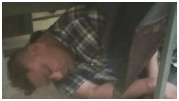 CG Teacher Drunk: जांजगीर-चांपा जिले के बलौदा ब्लॉक में एक शिक्षक के कथित रूप से शराब के नशे में स्कूल पहुंचने का मामला सामने आया है। ग्राम पंचायत परसदा के नवीन प्राथमिक शाला संजय नगर में पदस्थ शिक्षक ललित भारद्वाज की हालत देखकर स्कूल में मौजूद बच्चे घबरा गए। घटना की जानकारी मिलते ही ग्रामीण और बच्चों के परिजन स्कूल पहुंच गए।