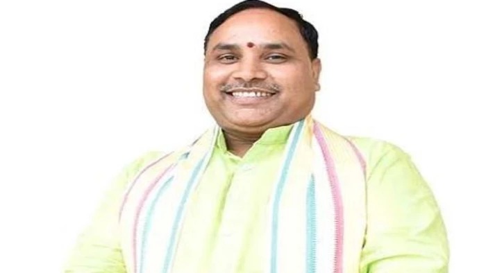 CG Breaking: भारतीय जनता पार्टी के राष्ट्रीय नेतृत्व ने संगठन में बड़ा फेरबदल करते हुए कर्मवीर सिंह को छत्तीसगढ़ भाजपा का नया संगठन महामंत्री नियुक्त किया है। वहीं, अब तक छत्तीसगढ़ में संगठन महामंत्री की जिम्मेदारी संभाल रहे पवन साय को झारखंड भाजपा का संगठन महामंत्री बनाया गया है।